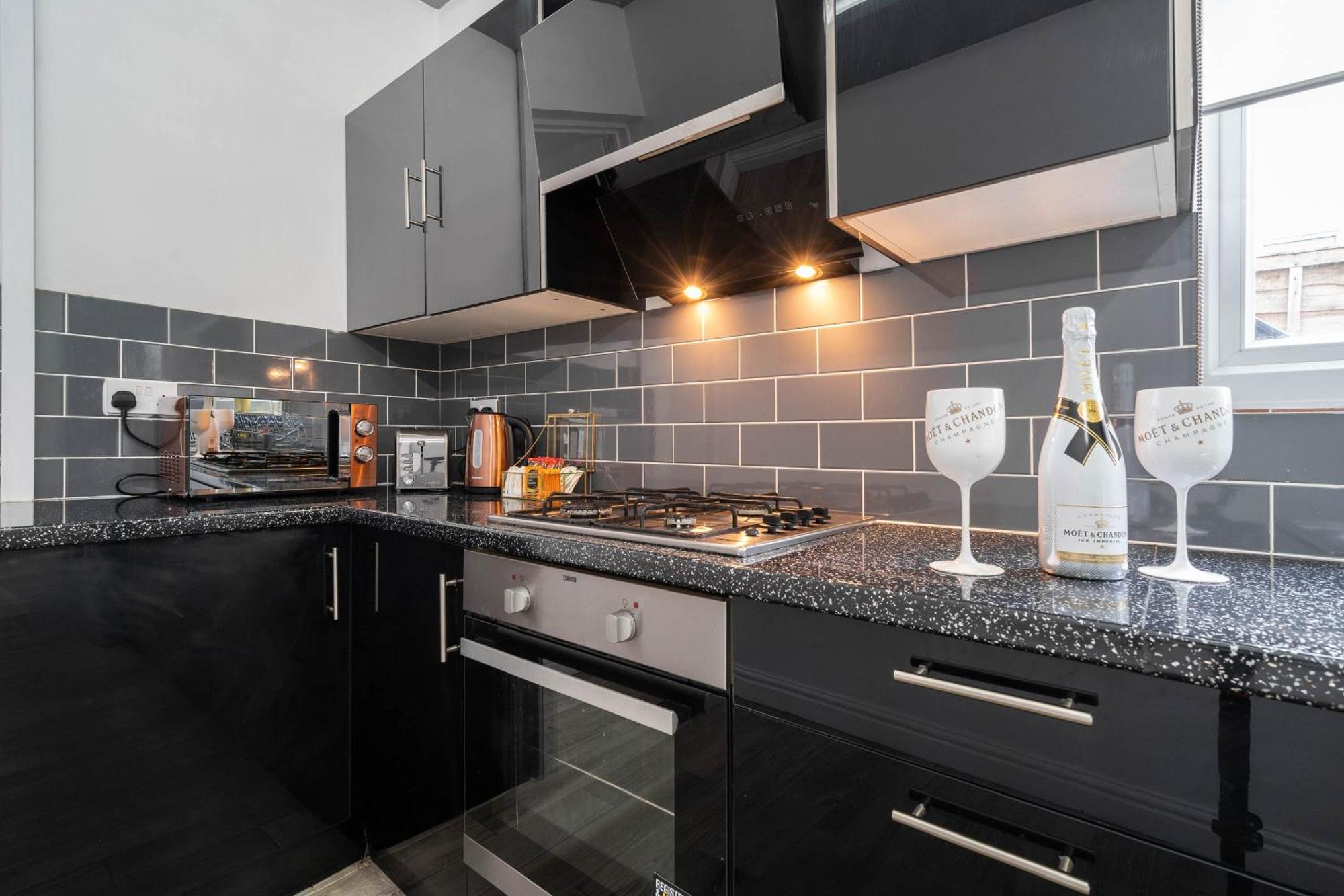 Five Bedroom Townhouse - Near City Centre - Edgbaston - On Street Parking - Wifi - Netflix - 974P Birmingham Exterior photo