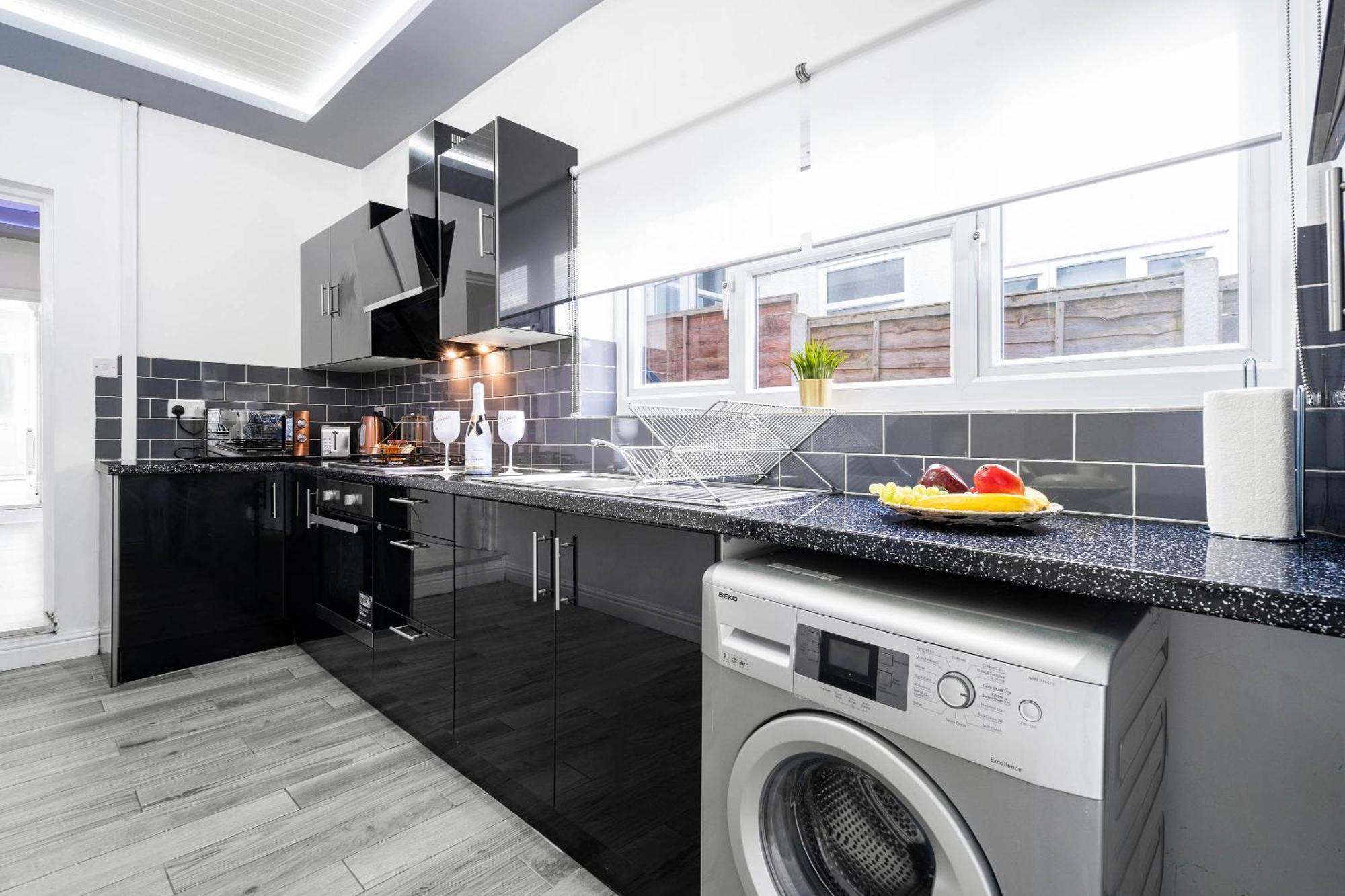 Five Bedroom Townhouse - Near City Centre - Edgbaston - On Street Parking - Wifi - Netflix - 974P Birmingham Exterior photo